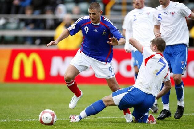 Karim Benzema (Frankreich, li.) gegen Frodi Benjaminsen (Färöer Inseln) -  (pan22758) Fußball Länderspiel Herren EM Qualifikation 2007, Nationalmannschaft, Nationaltrikot, Färöer Inseln - Frankreich 0:6 Gruppe Torshavn Dynamik, Fußball Länderspiel Herren EM Qualifikation 2007, Nationalmannschaft, Nationaltrikot, Färöer Inseln - Frankreich 0:6 Gruppe Torshavn Dynamik, 