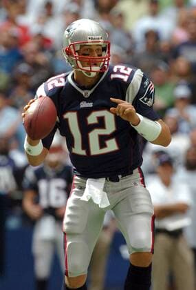 Tom Brady (New England Patriots) am Ball -  (dal2007101407) American Football Herren NFL 2007 2008 Einzelbild Irving American Football Herren NFL 2007 2008 Einzelbild Irving