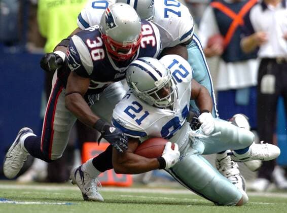 Julius Jones (Dallas Cowboys, re.) gegen James Sanders (New England Patriots) -  (dal2007101411) American Football Herren NFL 2007 2008, Dallas Cowboys - New England Patriots 27:47 Gruppe Irving American Football Herren NFL 2007 2008, Dallas Cowboys - New England Patriots 27:47 Gruppe Irving