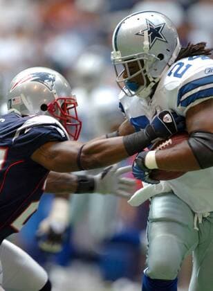Marion Barber (Dallas Cowboys, re.) gegen Ellis Hobbs (New England Patriots) -  (dal2007101413) American Football Herren NFL 2007 2008, Dallas Cowboys - New England Patriots 27:47 Gruppe Irving American Football Herren NFL 2007 2008, Dallas Cowboys - New England Patriots 27:47 Gruppe Irving