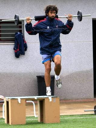 Damiano Tommasi (Levante) - Gleichgewichtsübung -  - NOxONLINExUSE Fußball Herren Primera Division 2007 2008, 1. Spanische Liga, UD Levante, Training Einzelbild Levante Fußball Herren Primera Division 2007 2008, 1. Spanische Liga, UD Levante, Training Einzelbild Levante