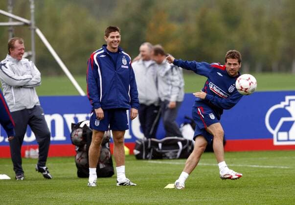 Steven Gerrard (Mitte) und Nationaltrainer Steve McClaren (li.) amüsiert, re. Michael Owen (alle England) am Ball -  Fußball Herren Nationalmannschaft 2007, Training Einzelbild London Freude, Fußball Herren Nationalmannschaft 2007, Training Einzelbild London Freude,