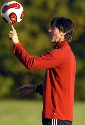 Bundestrainer Joachim Löw (Deutschland) jongliert den Ball auf seinem Finger Fußball Herren Nationalmannschaft 2007, Training Einzelbild München Fußball Herren Nationalmannschaft 2007, Training Einzelbild München