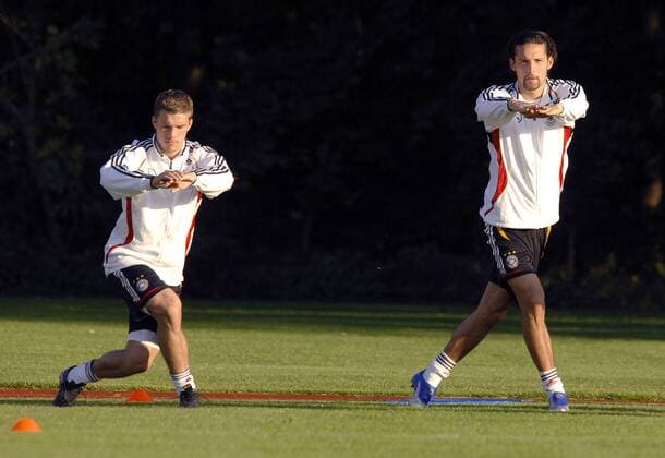 Dehnungsübung Deutschland, mit Lukas Podolski (li.) und Kevin Kuranyi Fußball Herren Nationalmannschaft 2007, Training Gruppe München Fußball Herren Nationalmannschaft 2007, Training Gruppe München