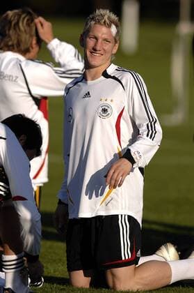 Bastian Schweinsteiger (Deutschland) verletzt aber glücklich Fußball Herren Nationalmannschaft 2007, Training Einzelbild München Freude, Fußball Herren Nationalmannschaft 2007, Training Einzelbild München Freude,