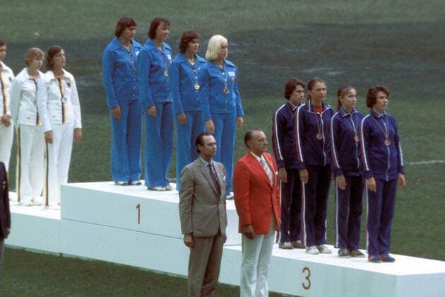 Siegerehrung 4x100 Meter v.li.: Annegret Richter und Annegret Kroniger (beide BR Deutschland Platz 2), Renate Stecher, Bärbel Eckert, Marlies Ölsner, Carla Bodendorf (alle DDR Platz 1), Tatyana Prorochenko, Liudmila Maslakova, Nadezhda Besfamilnaya .. Leichtathletik OS Sommer Damen Olympische Spiele 1976, Sommerspiele, 4x100m, 4 x 100 m, 100m, Meter, Staffel, Staffellauf Vdia Gruppe Montreal Leichtathletik OS Sommer Damen Olympische Spiele 1976, Sommerspiele, 4x100m, 4 x 100 m, 100m, Meter, Staffel, Staffellauf Vdia Gruppe Montreal