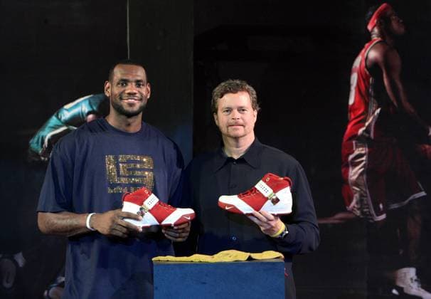LeBron James (Cleveland Cavaliers, li.) präsentiert mit CEO Mark Parker (beide USA Nike) den Basketballschuh LeBron V China Colorway -  (IMC2007101567498) Basketball Herren NBA 2007 2008, People, Industrie, Unternehmensführung, Präsident, chief executiv officer Gruppe Kleidung, privat, Schuh, Schuhe, Basketballschuhe Shanghai, Präsentation Freude, Basketball Herren NBA 2007 2008, People, Industrie, Unternehmensführung, Präsident, chief executiv officer Gruppe Kleidung, privat, Schuh, Schuhe, Basketballschuhe Shanghai, Präsentation Freude,