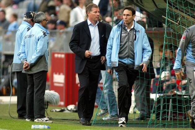 Manager Stefan Reuter (2.v.re.) mit Mannschaftsarzt Dr. Erich Rembeck (beide 1860, re.) Fußball 2. BL Herren Saison 2006 2007, TSV 1860 München Gruppe München Fußball 2. BL Herren Saison 2006 2007, TSV 1860 München Gruppe München