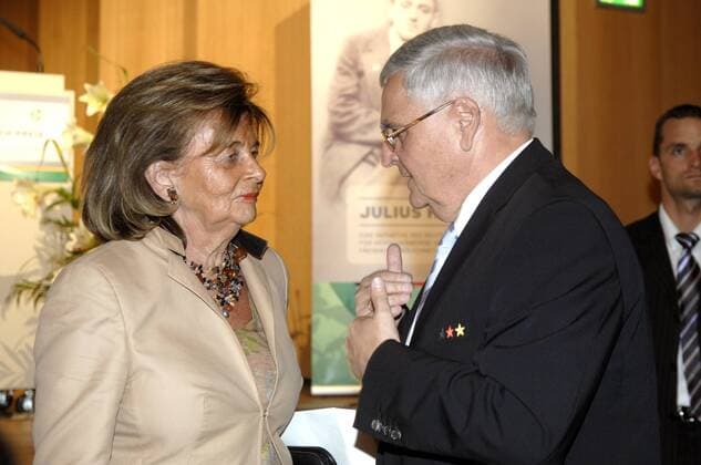 DFB Präsident Dr. Theo Zwanziger im Gespräch mit Charlotte Knobloch (beide Deutschland), Vizepräsidentin des Zentralrat der Juden und Vorsitzende der jüdischen Gemeinde München anlässlich der Verleihung des Julius Hirsch Preises 2007 Fußball Herren Preisverleihung 2007, Ehrung, Auszeichnung, Gegen Rassismus, Fremdenfeindlichkeit, Antisemitismus Gruppe München Fußball Herren Preisverleihung 2007, Ehrung, Auszeichnung, Gegen Rassismus, Fremdenfeindlichkeit, Antisemitismus Gruppe München
