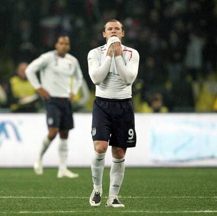 Wayne Rooney (England) enttäuscht nach misslungenem EM Qualifikationsspiel 2007 - EDITORIAL USE ONLY. No use with unauthorised audio, video, data, fixture lists, club league logos or live services. Online in-match use limited to 120 images, no video emulation. No use in betting, games or single club league player publications. Fußball Länderspiel Herren EM Qualifikation 2007, Nationalteam, Nationaltrikot Einzelbild Moskau Enttäuschung, Fußball Länderspiel Herren EM Qualifikation 2007, Nationalteam, Nationaltrikot Einzelbild Moskau Enttäuschung,