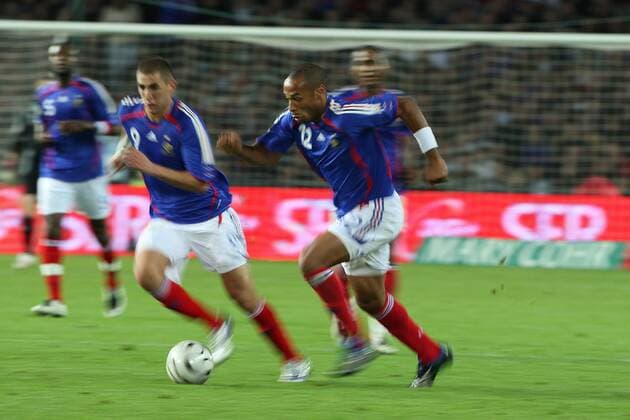 Thierry Henry (re.) und Karim Benzema (beide Frankreich) gemeinsam am Ball -  Fußball Herren EM Qualifikation 2007, Nationalmannschaft, Nationaltrikot, Vdig Gruppe Nantes Dynamik, Fußball Herren EM Qualifikation 2007, Nationalmannschaft, Nationaltrikot, Vdig Gruppe Nantes Dynamik, 