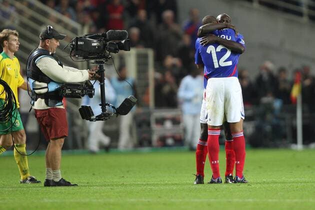 Lilian Thuram (re.) und Thierry Henry (beide Frankreich) werden beim Schlussjubel von einem Kameramann mit einer tragbaren Steadycam ins Visier genommen, Igoris Morinas (Litauen) schaut zu -  Fußball Herren EM Qualifikation 2007, Nationalmannschaft, Nationaltrikot, Frankreich - Litauen 2:0, Vdig Gruppe o0 Mediennähe Nantes Fußball Herren EM Qualifikation 2007, Nationalmannschaft, Nationaltrikot, Frankreich - Litauen 2:0, Vdig Gruppe o0 Mediennähe Nantes 