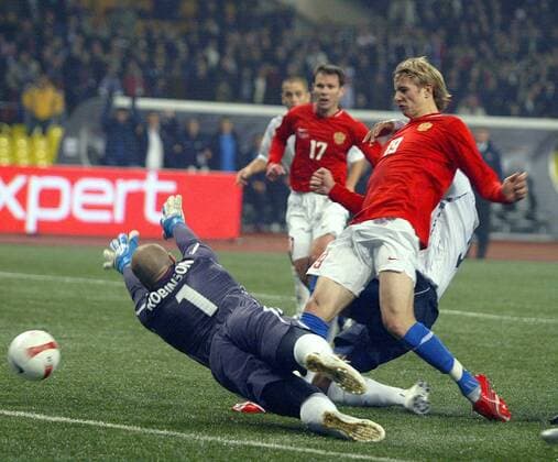 Roman Pavlyuchenko (Russland, re.) erzielt das 2:1 gegen Torwart Paul Robinson (England) -  Fußball Länderspiel Herren EM Qualifikation 2007, Nationalmannschaft, Russland - England 2:1 Gruppe Nationaltrikot Moskau Dynamik, Fußball Länderspiel Herren EM Qualifikation 2007, Nationalmannschaft, Russland - England 2:1 Gruppe Nationaltrikot Moskau Dynamik,