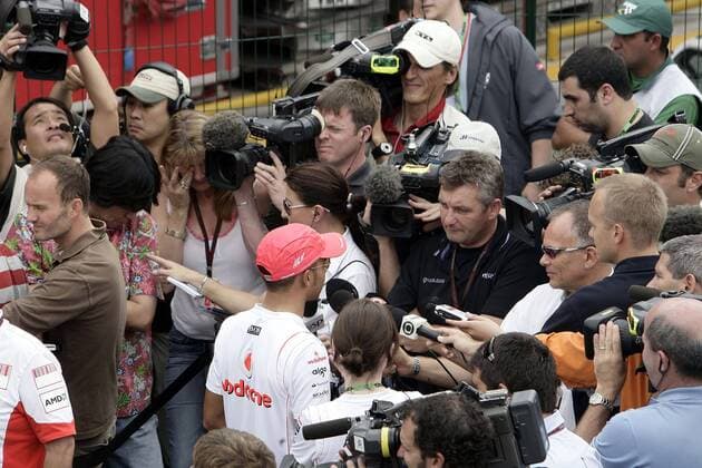 Lewis Hamilton (England McLaren Mercedes, Mitte) im Interview Motorsport Grand Prix Herren Großer Preis von Brasilien 2007, Formel 1 Weltmeisterschaft, F1, F, GP, WM Gruppe Interlagos Sao Paulo Motorsport Grand Prix Herren Großer Preis von Brasilien 2007, Formel 1 Weltmeisterschaft, F1, F, GP, WM Gruppe Interlagos Sao Paulo