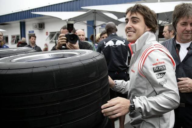 Fernando Alonso (Spanien McLaren Mercedes) bahnt sich seinen Weg durch das Fahrerlager Motorsport Grand Prix Herren Großer Preis von Brasilien 2007, Formel 1 Weltmeisterschaft, F1, F, GP, WM Einzelbild Interlagos Sao Paulo Motorsport Grand Prix Herren Großer Preis von Brasilien 2007, Formel 1 Weltmeisterschaft, F1, F, GP, WM Einzelbild Interlagos Sao Paulo
