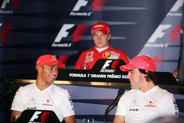 Lewis Hamilton (England, li.) scherzt auf der PK vor dem finalen WM Lauf in Brasilien 2007 mit Teamkollegen und WM Konkurrenten Fernando Alonso (Spanien McLaren Mercedes), dahinter Kimi Räikkönen (Finnland Ferrari) -  Motorsport Grand Prix Herren Großer Preis von Brasilien 2007, Formel 1 Weltmeisterschaft, F1, F, GP, WM, Gruppe Interlagos Sao Paulo Freude, Motorsport Grand Prix Herren Großer Preis von Brasilien 2007, Formel 1 Weltmeisterschaft, F1, F, GP, WM, Gruppe Interlagos Sao Paulo Freude,