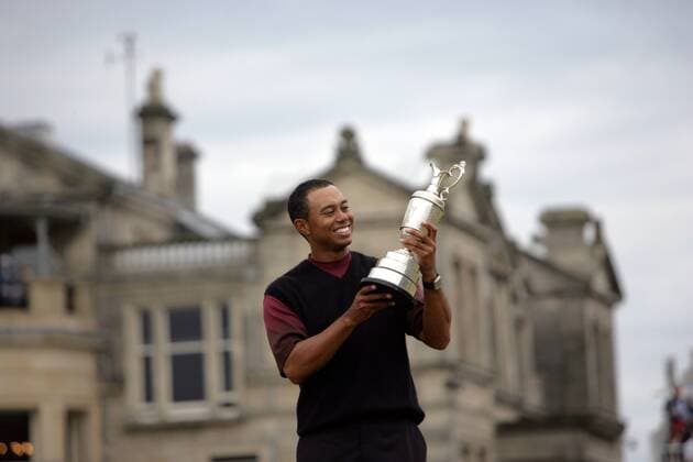 Eldrick Tiger Woods (USA) - Sieger der British Open 2005 - präsentiert die Claret Jug -  (2005071817571317) Golf Herren The British Open Championship 2005, European PGA Tour, TPC of Europe Einzelbild St. Andrews Freude, Golf Herren The British Open Championship 2005, European PGA Tour, TPC of Europe Einzelbild St. Andrews Freude,
