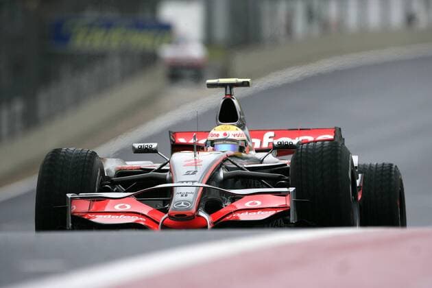 Lewis Hamilton (England McLaren Mercedes) in seinem Boliden hinter einer Kuppe Motorsport Grand Prix Herren Großer Preis von Brasilien 2007, Formel 1 Weltmeisterschaft, F1, F, GP, WM, Freies Training Einzelbild Interlagos Sao Paulo Motorsport Grand Prix Herren Großer Preis von Brasilien 2007, Formel 1 Weltmeisterschaft, F1, F, GP, WM, Freies Training Einzelbild Interlagos Sao Paulo