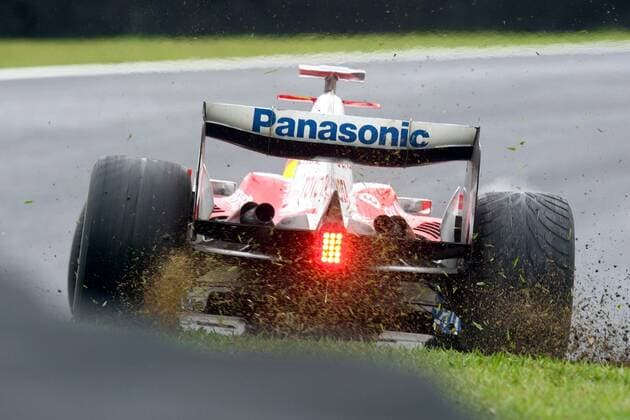 Ralf Schumacher (Deutschland Toyota) mit seinem Boliden auf Abwegen Motorsport Grand Prix Herren Großer Preis von Brasilien 2007, Formel 1 Weltmeisterschaft, F1, F, GP, WM, Freies Training Einzelbild Interlagos Sao Paulo Motorsport Grand Prix Herren Großer Preis von Brasilien 2007, Formel 1 Weltmeisterschaft, F1, F, GP, WM, Freies Training Einzelbild Interlagos Sao Paulo
