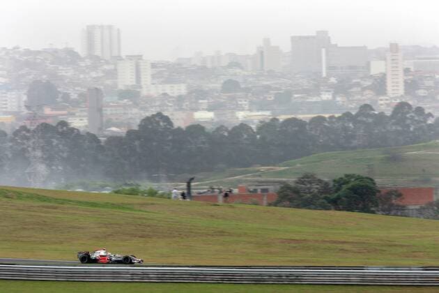 Fernando Alonso (Spanien McLaren Mercedes) in seinem Boliden vor dem Stadtbild Sao Paulos - Motorsport Grand Prix Herren Großer Preis von Brasilien 2007, Formel 1 Weltmeisterschaft, F1, F, GP, WM, Freies Training Totale Interlagos Sao Paulo Motorsport Grand Prix Herren Großer Preis von Brasilien 2007, Formel 1 Weltmeisterschaft, F1, F, GP, WM, Freies Training Totale Interlagos Sao Paulo