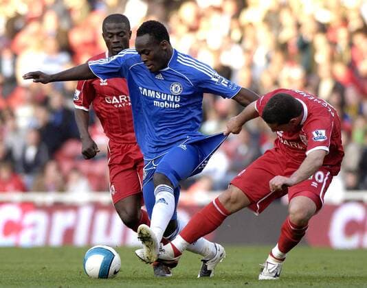 Mickael Essien (Chelsea, Mitte) gegen Fabio Rochemback (Middlesbrough, re.) - EDITORIAL USE ONLY. No use with unauthorised audio, video, data, fixture lists, club league logos or live services. Online in-match use limited to 120 images, no video emulation. No use in betting, games or single club league player publications. Fußball Herren English Premier League 2007 2008, 1. Englische Liga, Middlesbrough - Chelsea FC London 0:2 Gruppe Middlesbrough Dynamik, Kampf, Fußball Herren English Premier League 2007 2008, 1. Englische Liga, Middlesbrough - Chelsea FC London 0:2 Gruppe Middlesbrough Dynamik, Kampf,
