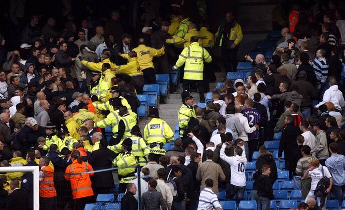 Sicherheitskräfte separieren Fans aus Birmingham und Manchester voneinander - EDITORIAL USE ONLY. No use with unauthorised audio, video, data, fixture lists, club league logos or live services. Online in-match use limited to 120 images, no video emulation. No use in betting, games or single club league player publications. Fußball Herren English Premier League 2007 2008, 1. Englische Liga, Manchester City - Birmingham City 1:0 Totale Manchester Spannung, Fußball Herren English Premier League 2007 2008, 1. Englische Liga, Manchester City - Birmingham City 1:0 Totale Manchester Spannung,