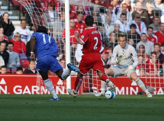 Didier Drogba (Chelsea, li.) erzielt gegen Luke Young und Torwart Marc Schwarzer (beide Middlesbrough) das 1:0 -  Fußball Herren English Premier League 2007 2008, 1. Englische Liga, Middlesbrough FC - Chelsea FC London 0:2 Gruppe Middlesbrough Dynamik, Fußball Herren English Premier League 2007 2008, 1. Englische Liga, Middlesbrough FC - Chelsea FC London 0:2 Gruppe Middlesbrough Dynamik,