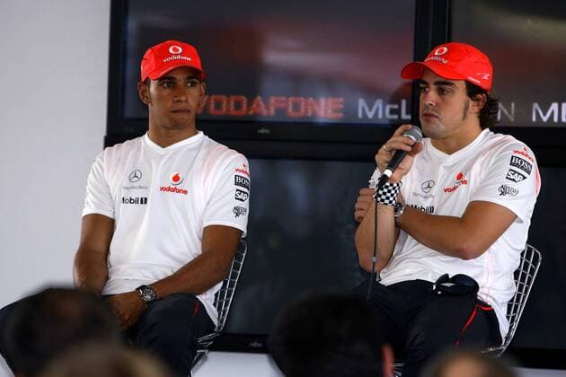 Lewis Hamilton (England, li.) und Teamkollege Fernando Alonso (Spanien beide McLaren Mercedes) - Pressekonferenz Motorsport Grand Prix Herren Großer Preis von Brasilien 2007, Formel 1 Weltmeisterschaft, F1, F, GP, WM Gruppe Interlagos Sao Paulo Motorsport Grand Prix Herren Großer Preis von Brasilien 2007, Formel 1 Weltmeisterschaft, F1, F, GP, WM Gruppe Interlagos Sao Paulo