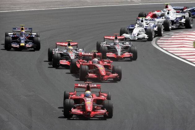 Start zum GP von Brasilien 2007 - Felipe Massa (Brasilien, vorn) in Führung vor Kimi Räikkönen (Finnland beide Ferrari), Lewis Hamilton (England) und Fernando Alonso (Spanien beide McLaren Mercedes) Motorsport Grand Prix Herren Großer Preis von Brasilien 2007, Formel 1 Weltmeisterschaft, F1, F, GP, WM Totale Interlagos Sao Paulo Motorsport Grand Prix Herren Großer Preis von Brasilien 2007, Formel 1 Weltmeisterschaft, F1, F, GP, WM Totale Interlagos Sao Paulo