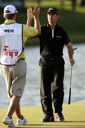 Mike Weir (Kanada, re.) gewinnt die Frys Electronics Open 2007 und klatscht mit seinem Caddie ab - (Icon92821047) Golf Herren Frys Electronics Open 2007, PGA Tour Gruppe Scottsdale Freude, Golf Herren Frys Electronics Open 2007, PGA Tour Gruppe Scottsdale Freude, EDITORIAL USE ONLY