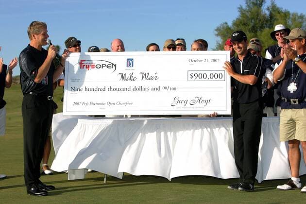 Mike Weir (Kanada, re.) - Sieger der Frys Electronics Open 2007 - bekommt den überdimensionalen Siegerscheck überreicht - (Icon92821050) Golf Herren Frys Electronics Open 2007, PGA Tour Gruppe Scottsdale Freude, Golf Herren Frys Electronics Open 2007, PGA Tour Gruppe Scottsdale Freude, EDITORIAL USE ONLY