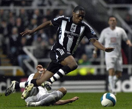 Charles N Zogbia (Newcastle, re.) gegen Jermaine Jenas (Tottenham Hotspur) - EDITORIAL USE ONLY. No use with unauthorised audio, video, data, fixture lists, club league logos or live services. Online in-match use limited to 120 images, no video emulation. No use in betting, games or single club league player publications. Fußball Herren English Premier League 2007 2008, 1. Englische Liga, Newcastle United - Tottenham Hotspurs 3:1, Gruppe Spurs Newcastle Dynamik, Kampf, Fußball Herren English Premier League 2007 2008, 1. Englische Liga, Newcastle United - Tottenham Hotspurs 3:1, Gruppe Spurs Newcastle Dynamik, Kampf,