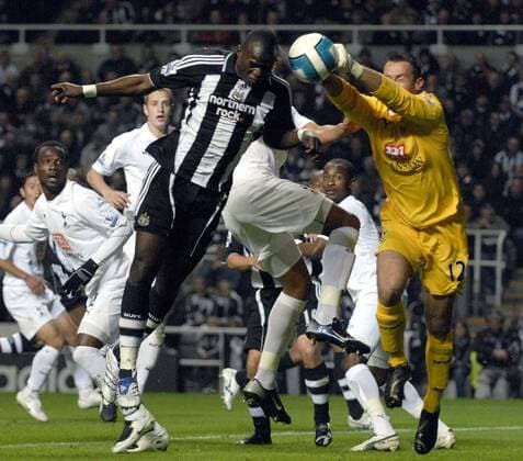 Claudio Roberto Cacapa (Newcastle, li.) gegen Torwart Radek Cerny (Tottenham Hotspur) - EDITORIAL USE ONLY. No use with unauthorised audio, video, data, fixture lists, club league logos or live services. Online in-match use limited to 120 images, no video emulation. No use in betting, games or single club league player publications. Fußball Herren English Premier League 2007 2008, 1. Englische Liga, Newcastle United - Tottenham Hotspurs 3:1, Gruppe Spurs Newcastle Dynamik, Abwehr, Fußball Herren English Premier League 2007 2008, 1. Englische Liga, Newcastle United - Tottenham Hotspurs 3:1, Gruppe Spurs Newcastle Dynamik, Abwehr,