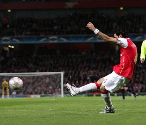 Cesc Fabregas (Arsenal) erzielt den Treffer zum 1:0 - EDITORIAL USE ONLY. No use with unauthorised audio, video, data, fixture lists, club league logos or live services. Online in-match use limited to 120 images, no video emulation. No use in betting, games or single club league player publications. Fußball EC 1 Herren Champions League 2007 2008, Arsenal FC London Einzelbild London Dynamik, Fußball EC 1 Herren Champions League 2007 2008, Arsenal FC London Einzelbild London Dynamik,