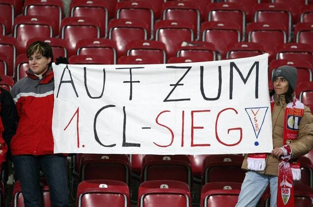 Weibliche Stuttgarter Fans präsentieren ein Plakat - Auf zum 1. CL Sieg! Fußball EC 1 Herren Champions League 2007 2008, VFB Stuttgart Gruppe Stuttgart Fußball EC 1 Herren Champions League 2007 2008, VFB Stuttgart Gruppe Stuttgart