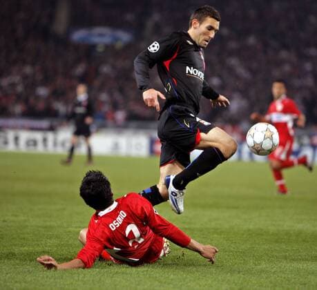 Anthony Reveillere (Lyon, re.) gegen Ricardo Osorio (Stuttgart) Fußball EC 1 Herren Champions League 2007 2008, VFB Stuttgart - Olympique Lyonnais, OL Gruppe Stuttgart Dynamik, Kampf, Fußball EC 1 Herren Champions League 2007 2008, VFB Stuttgart - Olympique Lyonnais, OL Gruppe Stuttgart Dynamik, Kampf,