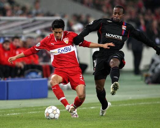 Ricardo Osorio (Stuttgart, li.) gegen Sidney Govou (Lyon) Fußball EC 1 Herren Champions League 2007 2008, VfB Stuttgart - Olympique Lyonnais, OL Gruppe Stuttgart Dynamik, Fußball EC 1 Herren Champions League 2007 2008, VfB Stuttgart - Olympique Lyonnais, OL Gruppe Stuttgart Dynamik,