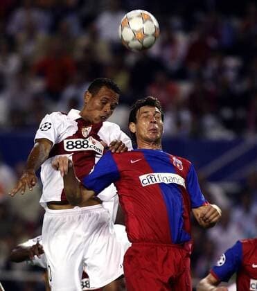Luis Fabiano (FC Sevilla, li.) gegen Ionut Alin Rada (Steaua Bukarest) -  - NOxONLINExUSE Fußball EC 1 Herren Champions League 2007 2008, FC Sevilla - Steaua Bukarest 2:1, Vdig Gruppe Sevilla Dynamik, Fußball EC 1 Herren Champions League 2007 2008, FC Sevilla - Steaua Bukarest 2:1, Vdig Gruppe Sevilla Dynamik,