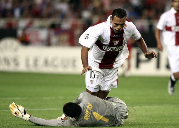 Luis Fabiano (FC Sevilla, re.) kommt gegen Torwart Robinson Zapata (Steaua Bukarest) zu Fall -  - NOxONLINExUSE Fußball EC 1 Herren Champions League 2007 2008, FC Sevilla - Steaua Bukarest 2:1, Vdig Gruppe Sevilla Dynamik, Kampf, Fußball EC 1 Herren Champions League 2007 2008, FC Sevilla - Steaua Bukarest 2:1, Vdig Gruppe Sevilla Dynamik, Kampf,