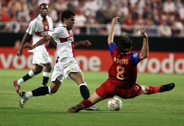 Daniel Alves (FC Sevilla, li.) gegen Ovidiu Petre (Steaua Bukarest) -  - NOxONLINExUSE Fußball EC 1 Herren Champions League 2007 2008, FC Sevilla - Steaua Bukarest 2:1, Vdig Gruppe Sevilla Dynamik, Fußball EC 1 Herren Champions League 2007 2008, FC Sevilla - Steaua Bukarest 2:1, Vdig Gruppe Sevilla Dynamik,