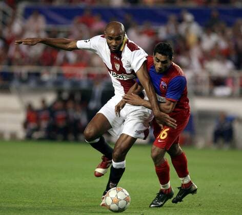 Frederic Kanoute (FC Sevilla, li.) gegen Banel Nicolita (Steaua Bukarest) -  - NOxONLINExUSE Fußball EC 1 Herren Champions League 2007 2008, FC Sevilla - Steaua Bukarest 2:1, Vdig Gruppe Sevilla Dynamik, Kampf, Fußball EC 1 Herren Champions League 2007 2008, FC Sevilla - Steaua Bukarest 2:1, Vdig Gruppe Sevilla Dynamik, Kampf,