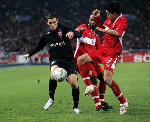 Anthony Reveillere (Lyon, li.) gegen Ricardo Osorio (re.) und Cacau (beide Stuttgart) Fußball EC 1 Herren Champions League 2007 2008, VfB Stuttgart - Olympique Lyonnais 0:2, OL Gruppe Stuttgart Dynamik, Fußball EC 1 Herren Champions League 2007 2008, VfB Stuttgart - Olympique Lyonnais 0:2, OL Gruppe Stuttgart Dynamik,