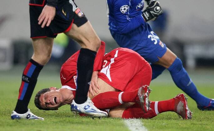 Mario Gomez (Stuttgart) geht im Duell verletzt zu Boden Fußball EC 1 Herren Champions League 2007 2008, VfB Stuttgart - Olympique Lyonnais 0:2, OL Einzelbild Stuttgart Fußball EC 1 Herren Champions League 2007 2008, VfB Stuttgart - Olympique Lyonnais 0:2, OL Einzelbild Stuttgart