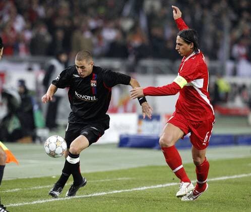 Karim Benzema (Lyon, li.) gegen Fernando Meira (Stuttgart) Fußball EC 1 Herren Champions League 2007 2008, VfB Stuttgart - Olympique Lyonnais 0:2, OL Gruppe Stuttgart Dynamik, Fußball EC 1 Herren Champions League 2007 2008, VfB Stuttgart - Olympique Lyonnais 0:2, OL Gruppe Stuttgart Dynamik,