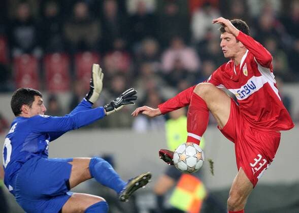 Mario Gomez (Stuttgart, re.) gegen Torwart Remy Vercoutre (Lyon) Fußball EC 1 Herren Champions League 2007 2008, VfB Stuttgart - Olympique Lyonnais 0:2, OL Gruppe Stuttgart Dynamik, Fußball EC 1 Herren Champions League 2007 2008, VfB Stuttgart - Olympique Lyonnais 0:2, OL Gruppe Stuttgart Dynamik,