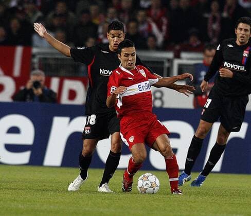 Yildiray Bastürk (Stuttgart, Mitte) gegen Hatem Ben Arfa (Lyon, li.) Fußball EC 1 Herren Champions League 2007 2008, VfB Stuttgart - Olympique Lyonnais 0:2, OL Gruppe Stuttgart Dynamik, Fußball EC 1 Herren Champions League 2007 2008, VfB Stuttgart - Olympique Lyonnais 0:2, OL Gruppe Stuttgart Dynamik,