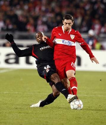 Roberto Hilbert (Stuttgart, re.) gegen Sidney Govou (Lyon) Fußball EC 1 Herren Champions League 2007 2008, VfB Stuttgart - Olympique Lyonnais 0:2, OL Gruppe Stuttgart Dynamik, Fußball EC 1 Herren Champions League 2007 2008, VfB Stuttgart - Olympique Lyonnais 0:2, OL Gruppe Stuttgart Dynamik,