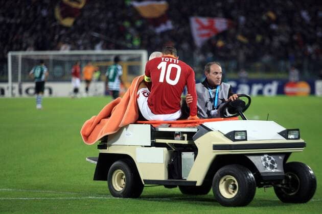 Francesco Totti (AS Rom) wird verletzt abtransportiert -  Fußball EC 1 Herren Champions League 2007 2008, Roma Gruppe Rom Fußball EC 1 Herren Champions League 2007 2008, Roma Gruppe Rom