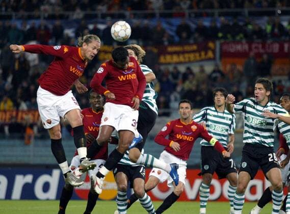 Philippe Mexes (li.) und Mancini (beide AS Rom) - Kopfball -  Fußball EC 1 Herren Champions League 2007 2008, AS Rom - Sporting Lissabon 2:1, Roma Gruppe Rom Dynamik, Fußball EC 1 Herren Champions League 2007 2008, AS Rom - Sporting Lissabon 2:1, Roma Gruppe Rom Dynamik,