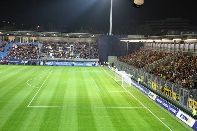 Fußball, Stadiongeschichte SV Wehen Wiesbaden Verwaister Strafraum in der Halbzeitpause eines Testspiels Fußball Herren Saison 2007 2008, Test, Testspiel, SV Wehen Wiesbaden o0 Stadioneinweihung Totale Brita Arena BritaArena Fußballstadion Wiesbaden o0 Eröffnung Einweihung Stadioneröffnung Fußball Herren Saison 2007 2008, Test, Testspiel, SV Wehen Wiesbaden o0 Stadioneinweihung Totale Brita Arena BritaArena Fußballstadion Wiesbaden o0 Eröffnung Einweihung Stadioneröffnung